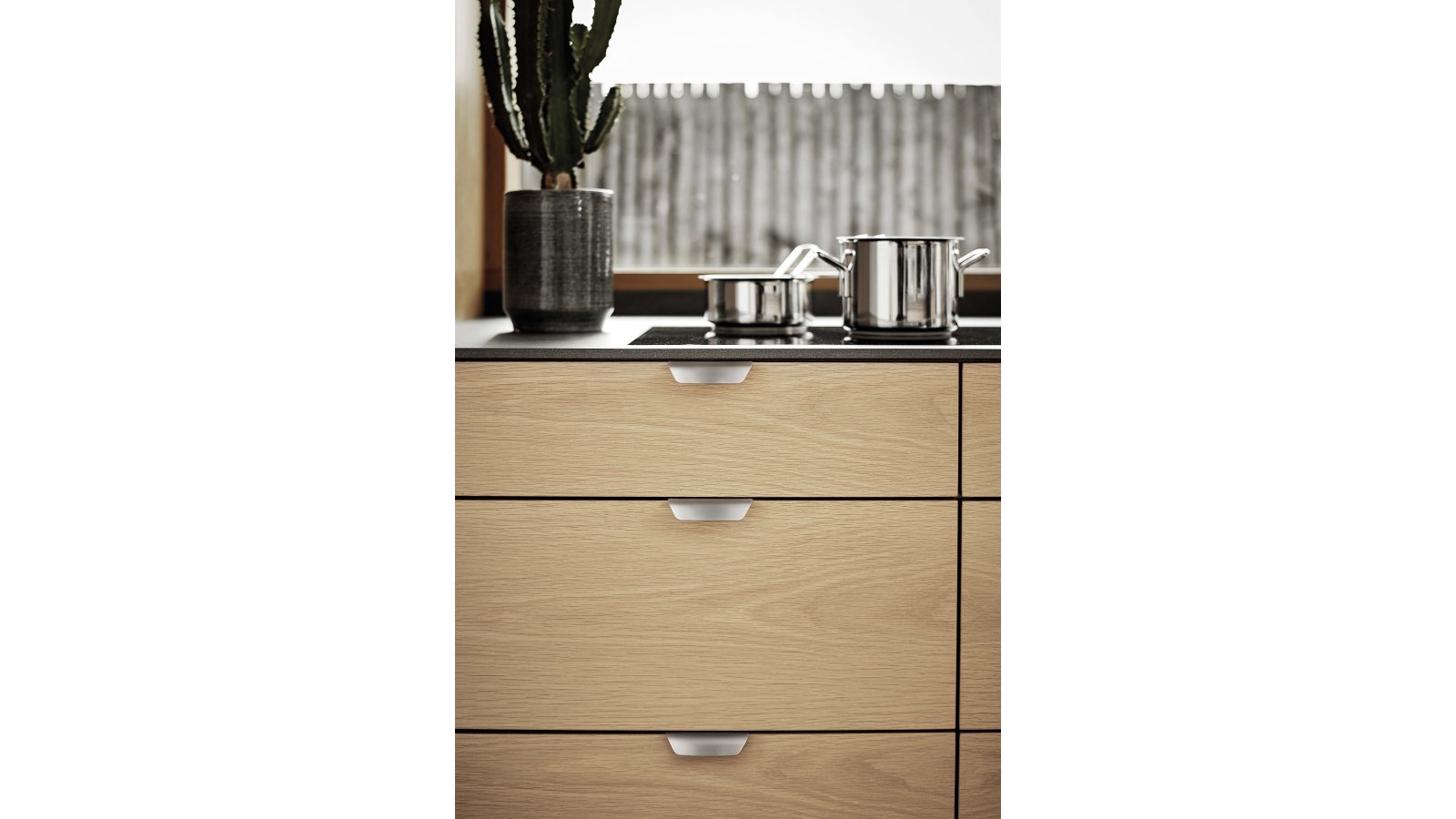 Moebelgriff-WOW-edelstahlfarbig-Edelstahl-Stahl-Zinkdruckguss-laenge-96-FP-000685-anwendung-2 Griff WOW Zink - Edelstahloptik - 96 mm lang vor weißem Hintergrund