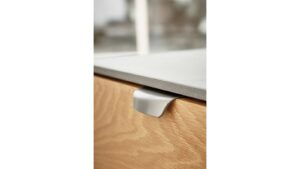 Moebelgriff-WOW-edelstahlfarbig-Edelstahl-Stahl-Zinkdruckguss-laenge-96-FP-000685-anwendung-3 Griff WOW Zink - Edelstahloptik - 96 mm lang vor weißem Hintergrund