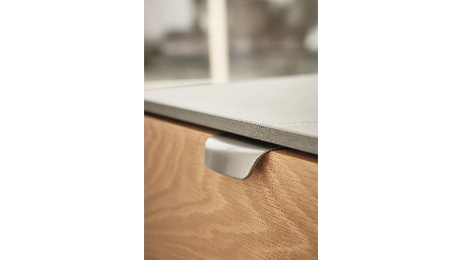 Moebelgriff-WOW-edelstahlfarbig-Edelstahl-Stahl-Zinkdruckguss-laenge-96-FP-000685-anwendung-4 Griff WOW Zink - Edelstahloptik - 96 mm lang vor weißem Hintergrund