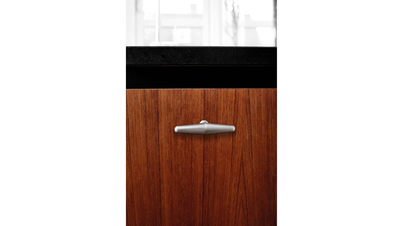 Knopf BALANCE Zink - Edelstahloptik - 90 mm lang  vor weißem Hintergrund