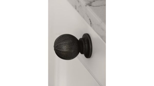 Knopf BANISTER Zink - Braun antik - 33 mm lang  vor weißem Hintergrund