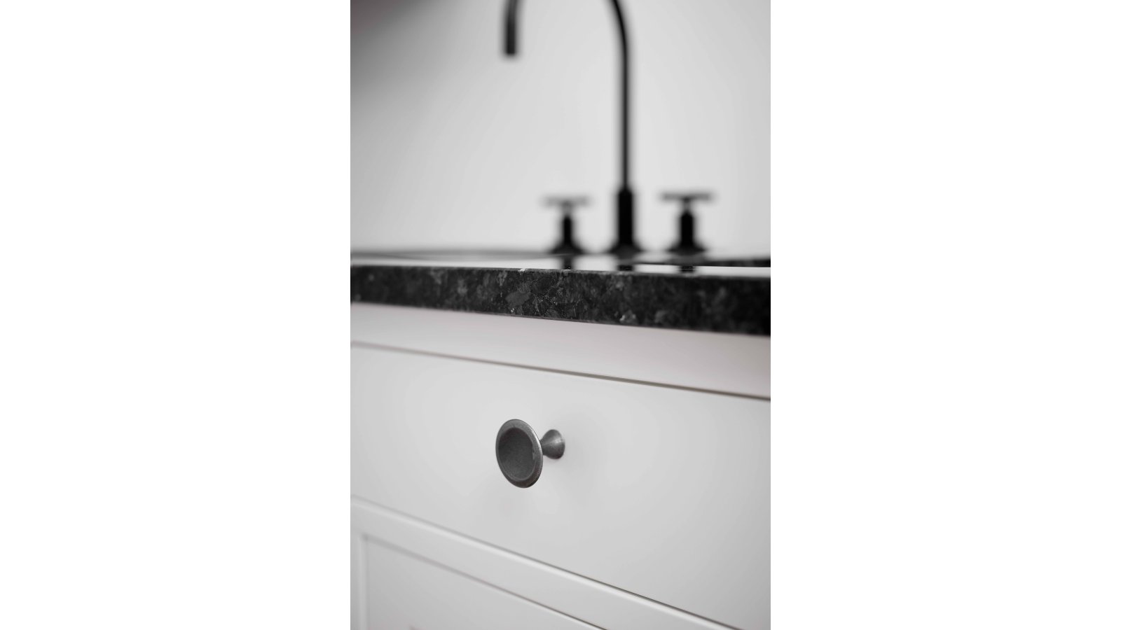 Moebelknopf-BELL-grau-messing-Zinkdruckguss-laenge-42-FP-000739-anwendung-2 Knopf BELL Zink - Grau antik - 42 mm lang vor weißem Hintergrund