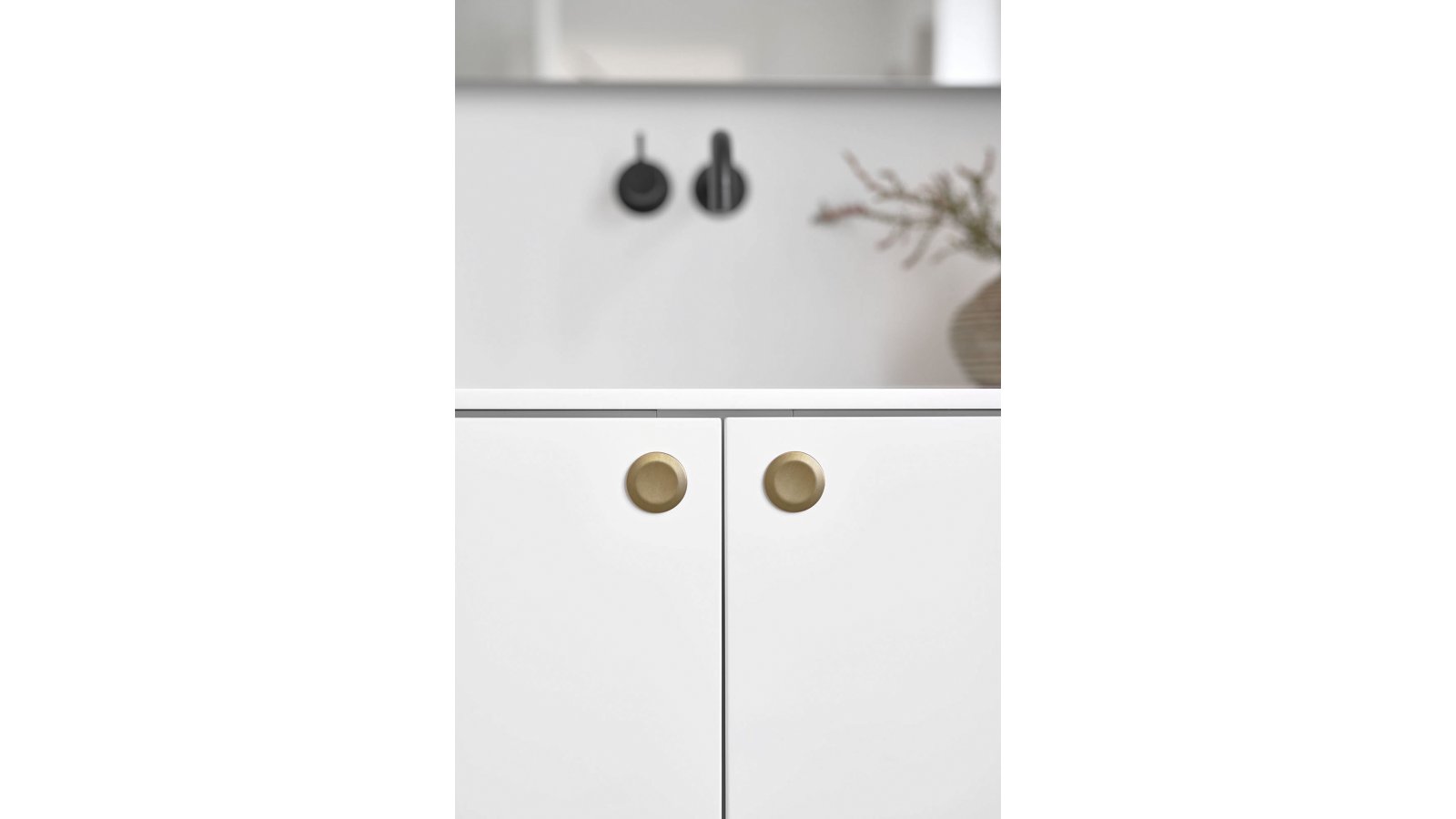 Knopf DISC Zink - Messing gebürstet - 35 mm lang  vor weißem Hintergrund