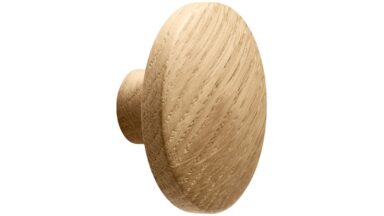 Knopf DISCOS Holz Eiche - Lackiert - 50 mm lang  vor weißem Hintergrund
