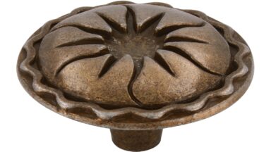 Knopf Ennepetal Druckguss altmessingfarbig brüniert getrommelt - 44 mm lang vor weißem Hintergrund