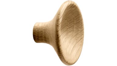 Knopf GRAPE Holz Eiche - Lackiert - 38 mm lang vor weißem Hintergrund