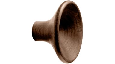 Knopf GRAPE Holz Nussbaum - Lackiert - 38 mm lang vor weißem Hintergrund