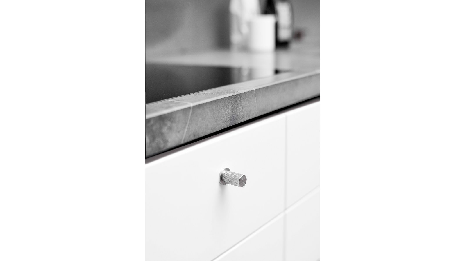 Knopf HARLEQUIN Stahl - Seidengeschliffen - 17 mm lang  vor weißem Hintergrund