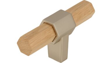 Knopf Hex-Mini Druckguss - Holz eiche natur lackiert edelstahleffekt - 68 mm lang  vor weißem Hintergrund