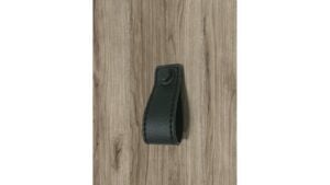 Knopf Nußloch Druckguss schwarz Leder - 74 mm lang  vor weißem Hintergrund