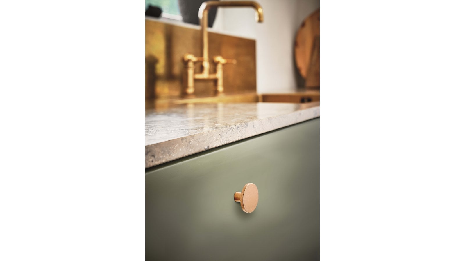 Knopf PLATO Aluminium - Messing gebürstet - 42 mm lang  vor weißem Hintergrund