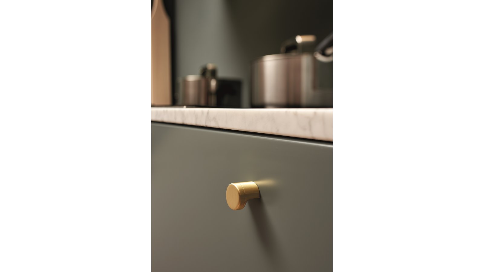 Knopf POINT Zink - Gold gebürstet - 28 mm lang  vor weißem Hintergrund