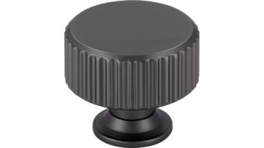 Knopf Stripes-Round-Massiv Druckguss anthrazit matt - 30 mm lang vor weißem Hintergrund