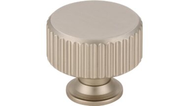 Knopf Stripes-Round-Massiv Druckguss edelstahleffekt - 30 mm lang vor weißem Hintergrund