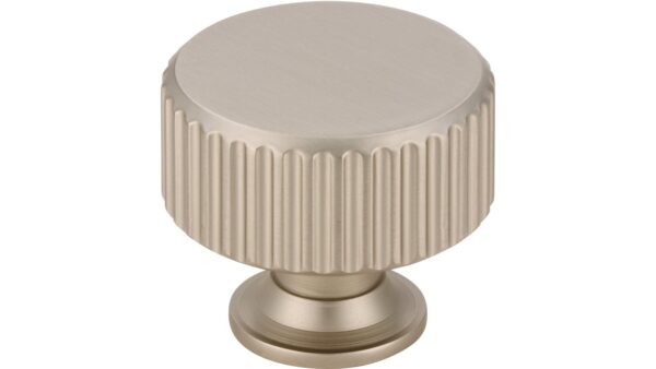 Knopf Stripes-Round-Massiv Druckguss edelstahleffekt - 30 mm lang  vor weißem Hintergrund