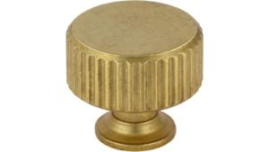 Knopf Stripes-Round-Massiv Druckguss messingfarbig getrommelt matt - 30 mm lang  vor weißem Hintergrund