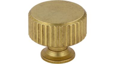 Knopf Stripes-Round-Massiv Druckguss messingfarbig getrommelt matt - 30 mm lang vor weißem Hintergrund