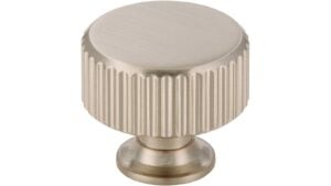 Knopf Stripes-Round-Massiv Druckguss vernickelt feingeschliffen - 30 mm lang  vor weißem Hintergrund