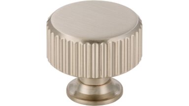 Knopf Stripes-Round-Massiv Druckguss vernickelt feingeschliffen - 30 mm lang vor weißem Hintergrund