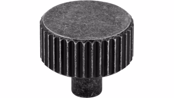 Knopf Stripes-Round Aluminium eisenfarbig getrommelt matt - 30 mm lang vor weißem Hintergrund