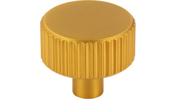 Knopf Stripes-Round Aluminium gold matt gebürstet - 30 mm lang  vor weißem Hintergrund