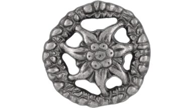 Knopf Wedemark Druckguss altsilberfarbig - 36 mm lang  vor weißem Hintergrund