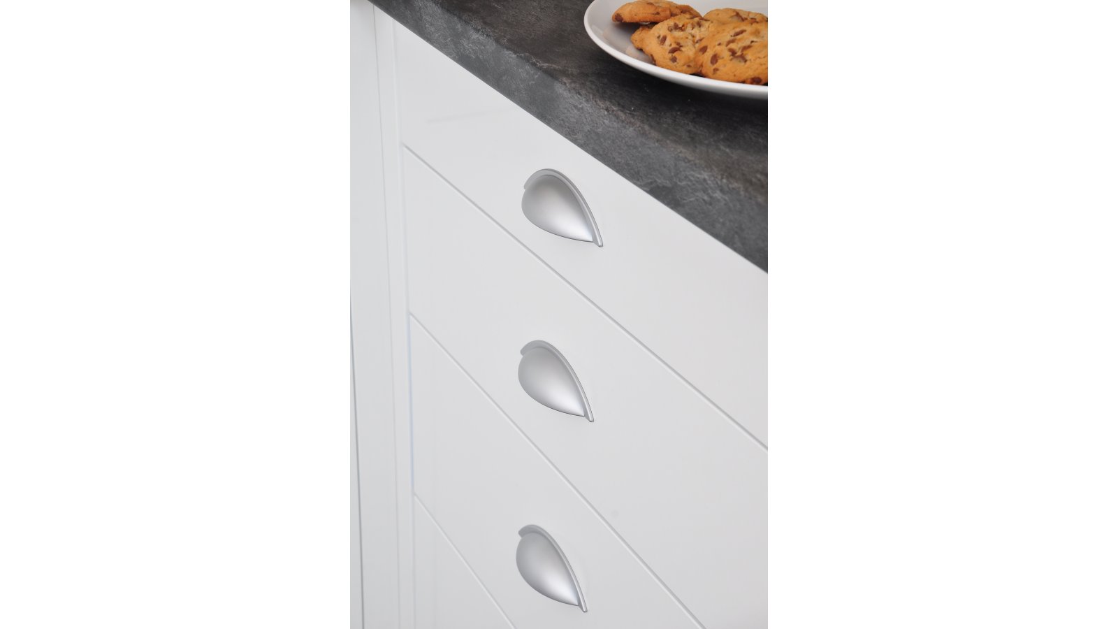 Muschel Dormagen Kunststoff metallisiert weißaluminium - 113 mm lang  vor weißem Hintergrund