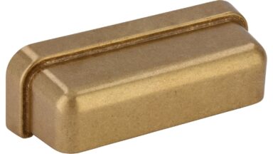 Muschelgriff Ostbevern Druckguss messingfarbig getrommelt matt - 78 mm lang vor weißem Hintergrund