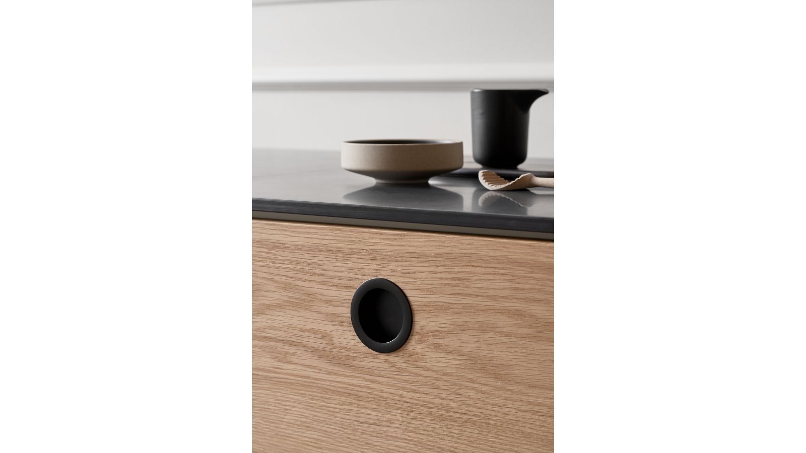 Muschelgriff TUB-ROUND Zink - Schwarz matt - 65 mm lang  vor weißem Hintergrund