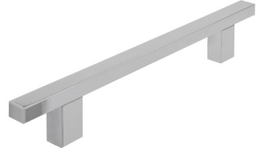 Stangengriff Ascheberg Aluminium chrom glänzend - 186 mm lang vor weißem Hintergrund