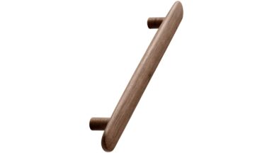 Stangengriff BRUTUS Holz Nussbaum - Lackiert - 224 mm lang vor weißem Hintergrund