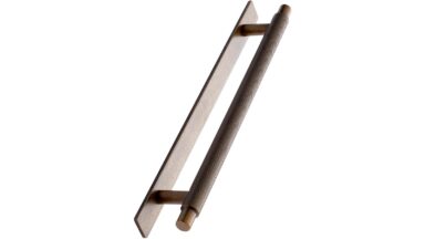 Stangengriff MANOR-Back Zink - Messing antik - 254 mm lang vor weißem Hintergrund
