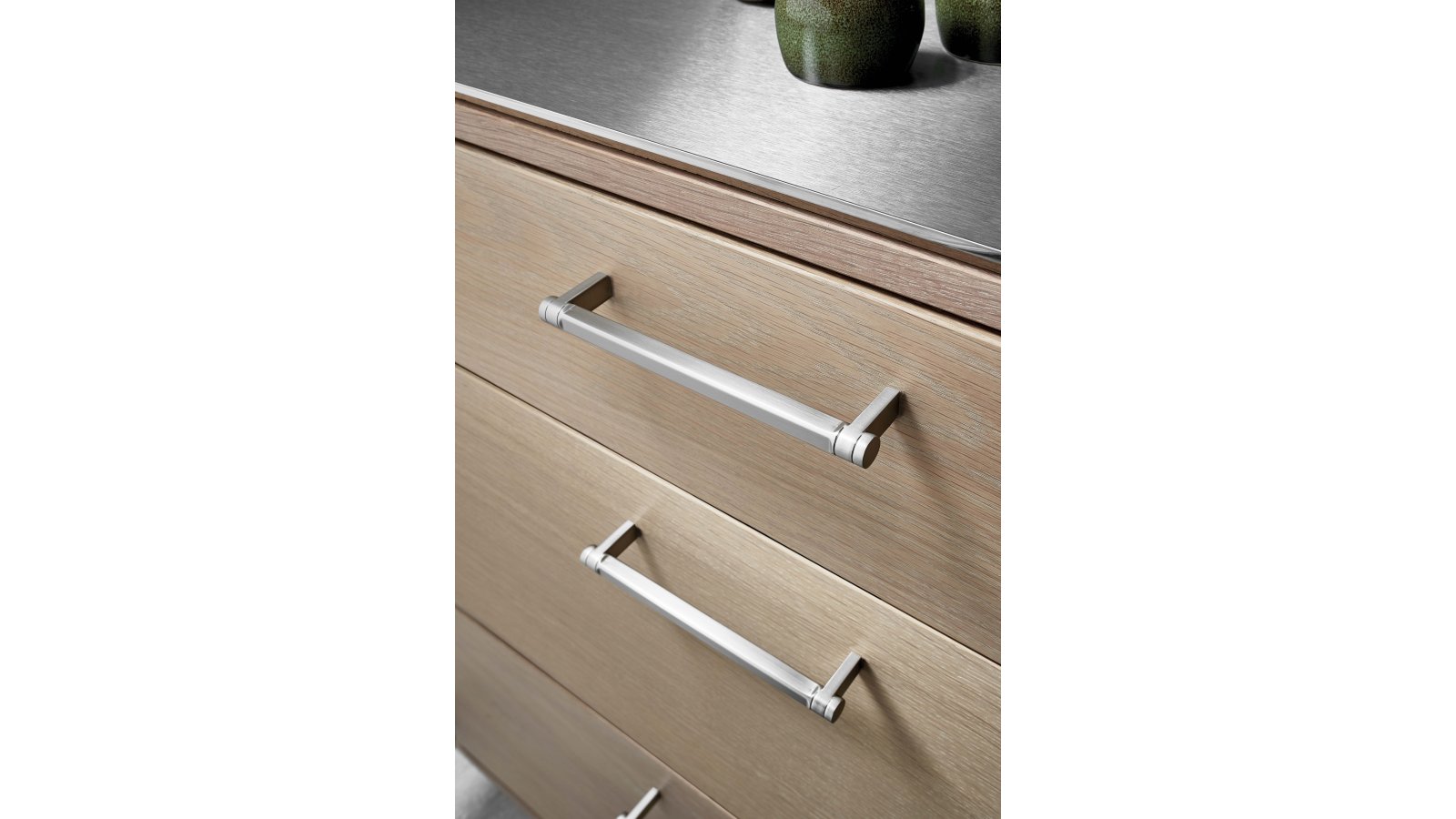 Stangengriff TORCH Zink - Edelstahloptik - 177 mm lang  vor weißem Hintergrund