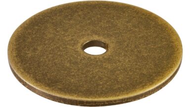 Unterlage Landau Stahl messingfarbig getrommelt matt - 30 mm lang vor weißem Hintergrund