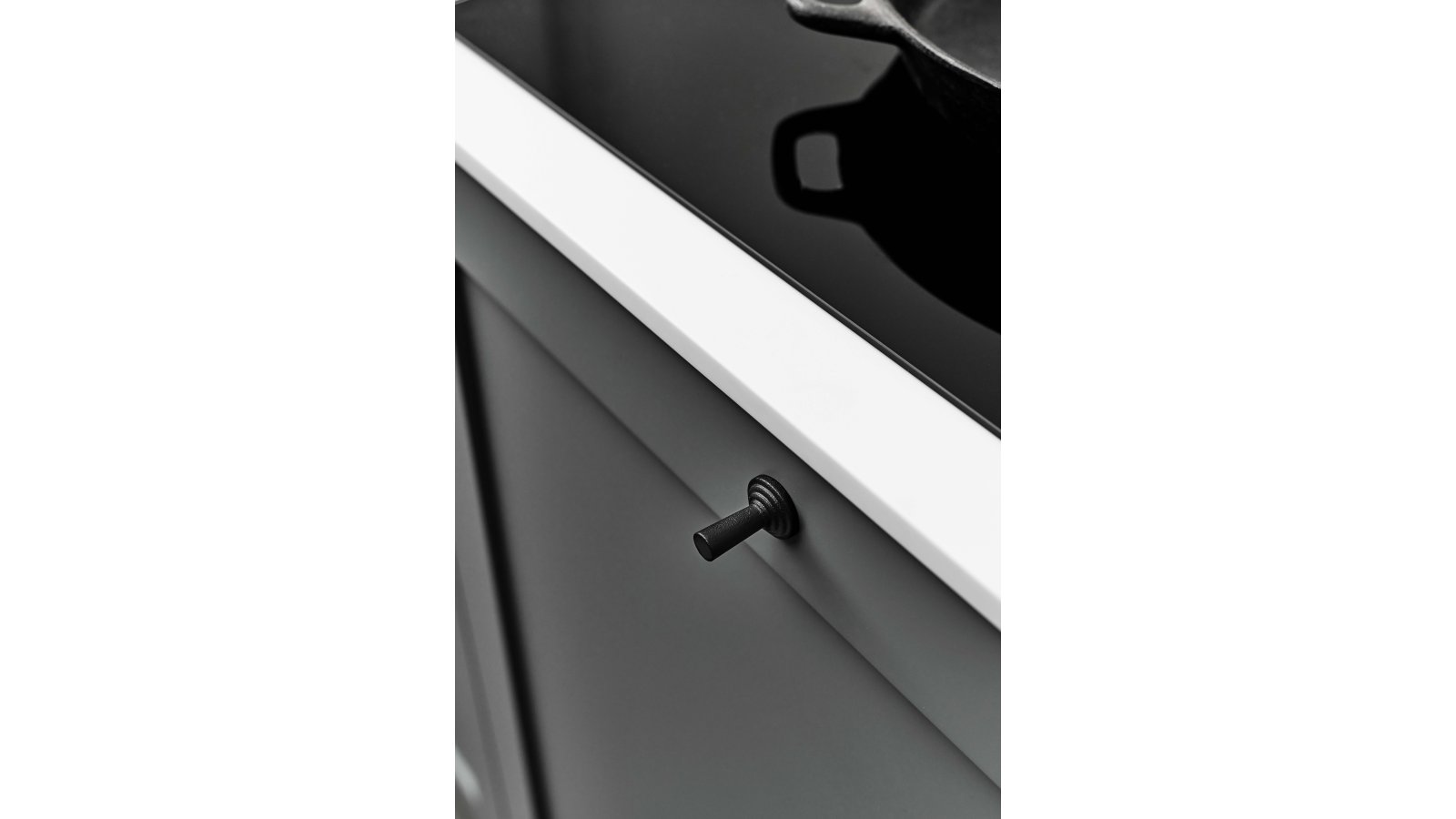 Knopf MOTION2 Gusseisen - Schwarz - 22 mm lang  vor weißem Hintergrund