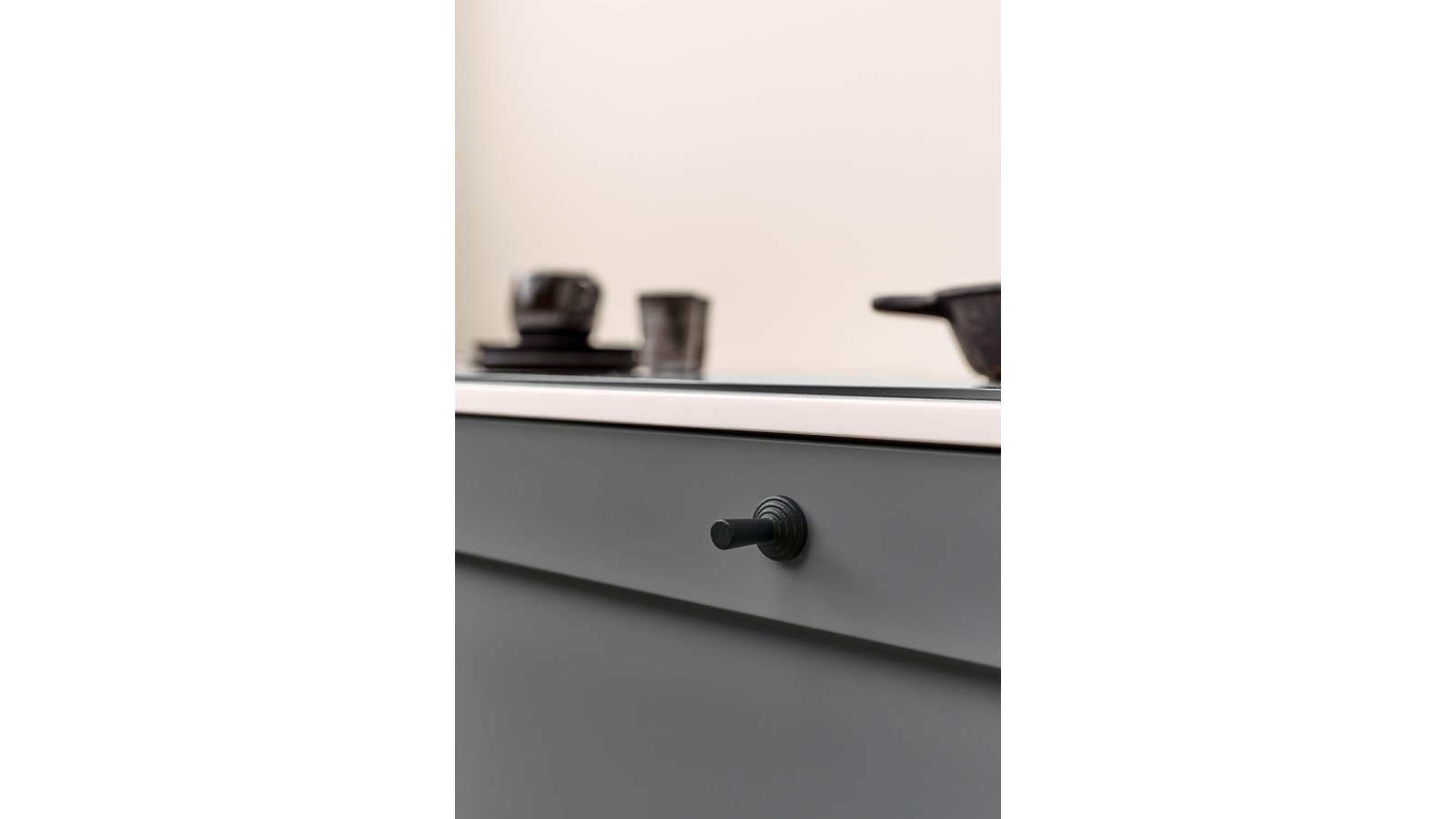 Knopf MOTION2 Gusseisen - Schwarz - 22 mm lang  vor weißem Hintergrund