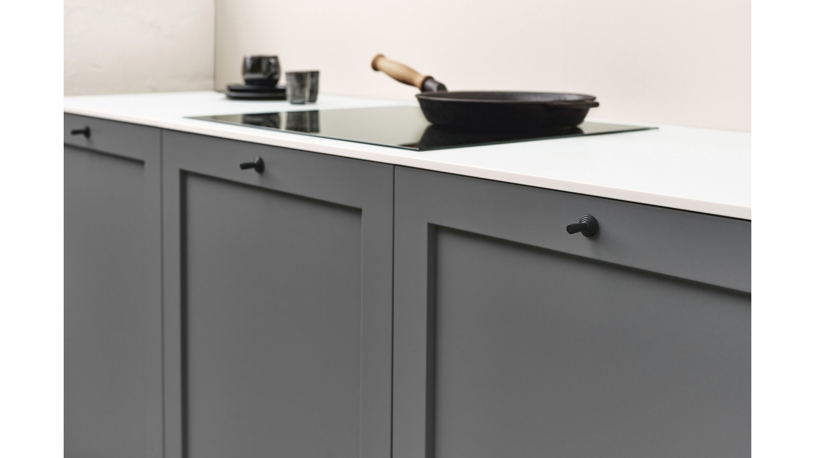 Knopf MOTION2 Gusseisen - Schwarz - 22 mm lang  vor weißem Hintergrund