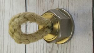 Knopf Rope-Knop Kunststoff metallisiert - warmgrau, Schnur - beige - 37 mm lang  vor weißem Hintergrund