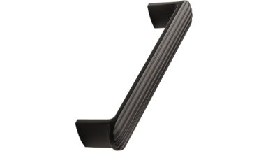 Griff FLUTED Zink - Schwarz matt - 148 mm lang  vor weißem Hintergrund