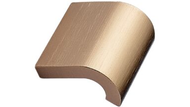 Griff INVERT Aluminium - Messing gebürstet - 40 mm lang vor weißem Hintergrund