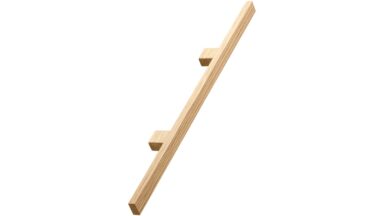 Griff JAPAN Holz Eiche - Lackiert - 448 mm lang vor weißem Hintergrund