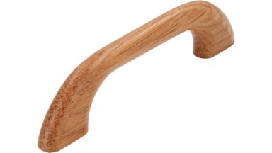 Griff Peißenberg Holz eiche natur lackiert - 120 mm lang  vor weißem Hintergrund