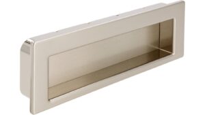 Griff Worpswede Stahl vernickelt feingeschliffen matt vernickelt - 146 mm lang vor weißem Hintergrund