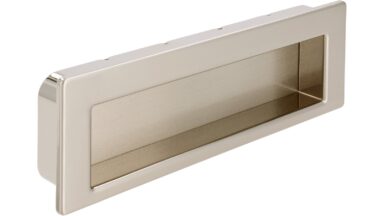 Griff Worpswede Stahl vernickelt feingeschliffen matt vernickelt - 146 mm lang vor weißem Hintergrund