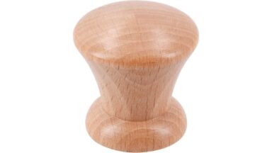 Knopf Ilsede Holz buche natur lackiert - 30 mm lang vor weißem Hintergrund