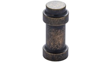 Knopf PILLAR2 Zink - Messing antik - 15 mm lang vor weißem Hintergrund
