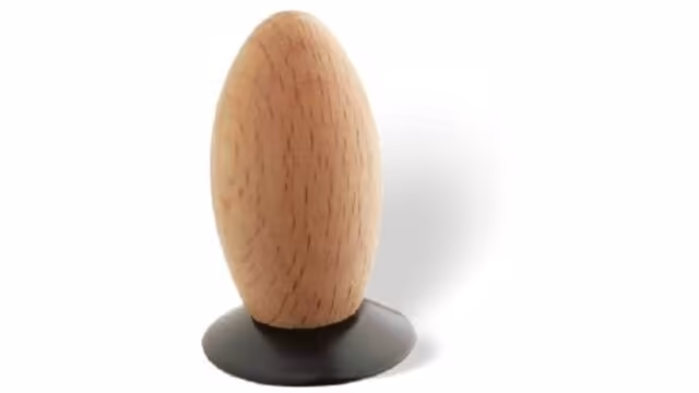 Knopf Drolshagen Holz - Druckguss buche natur lackiert schwarz matt pulverbeschichtet - 16 mm lang vor weißem Hintergrund