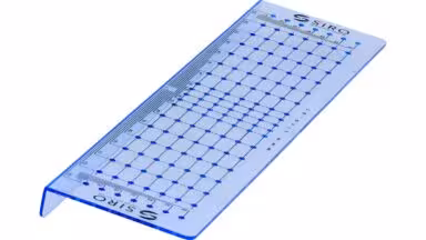 Bohrschablone Plön Kunststoff blau transparent - 288 mm lang vor weißem Hintergrund