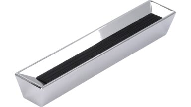Griffleiste Beckingen Druckguss - Kunststoff chrom glänzend schwarz - 159 mm lang vor weißem Hintergrund
