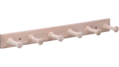 Hakenleiste Regen Holz kiefer roh - 460 mm lang vor weißem Hintergrund